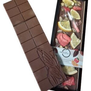 Czekolada mleczna 36,5% z pomarańczą, truskawką i pistacją 130g – PREMIUM